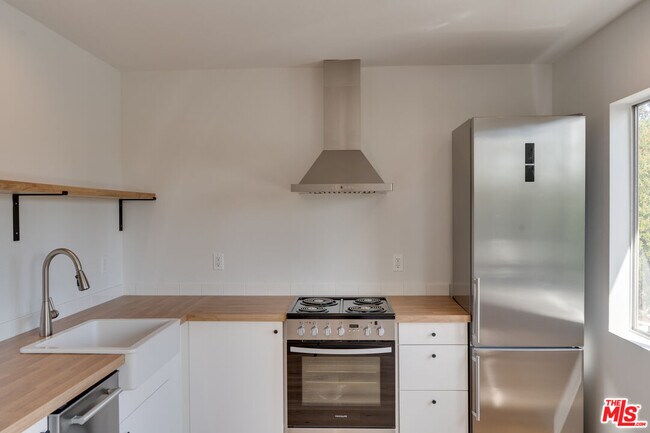 Building Photo - 5935 Chula Vista Way