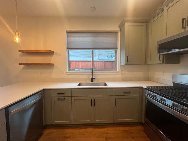 Building Photo - Contemporary 3/2.5 Talent home in Central Location | Available Now