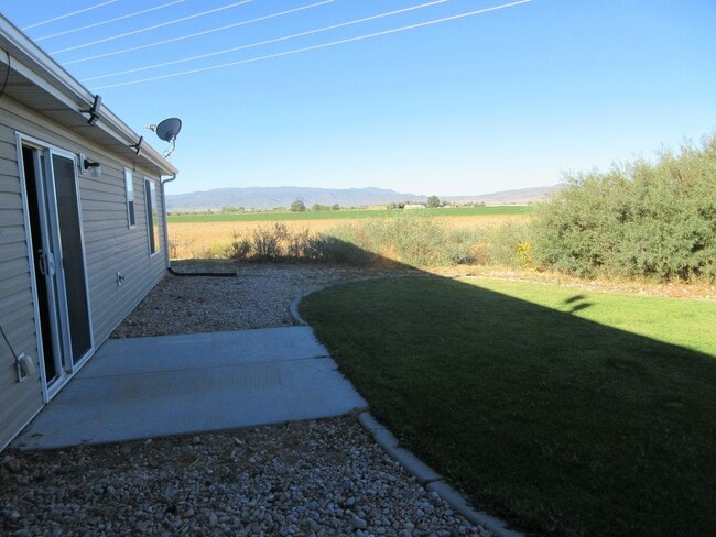 Building Photo - Move-In Bonus! 3 bedroom - 2 bathroom twin...