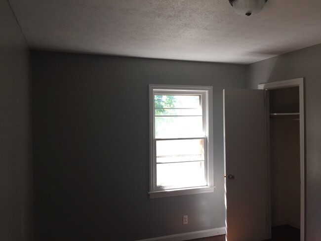 Building Photo - **ON HOLD***East Columbus 3 Bedroom / 1 Ba...