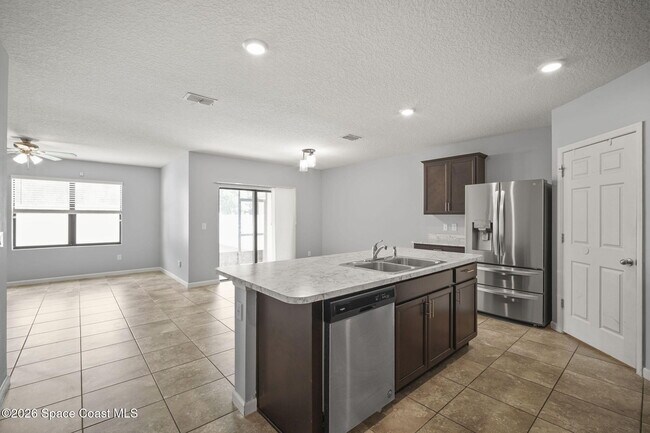 Building Photo - 548 Coyote Dr
