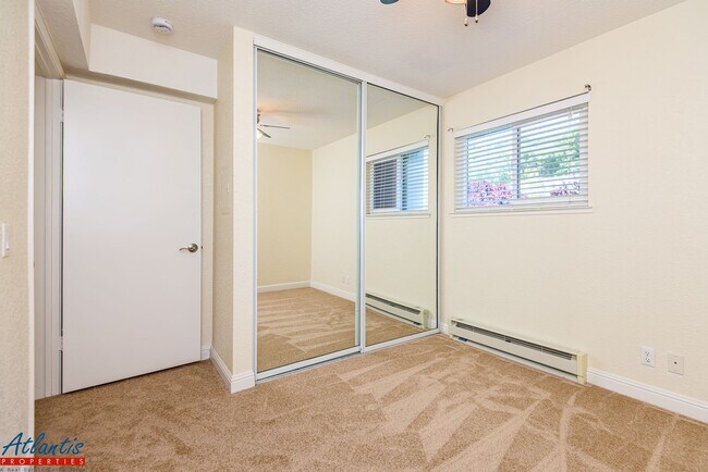 Building Photo - Farm Hill Condo | Desirable Location