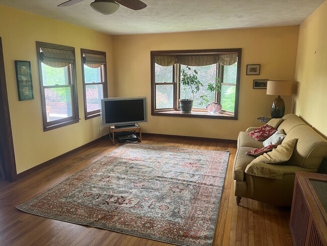 Building Photo - 165 E Miller Rd