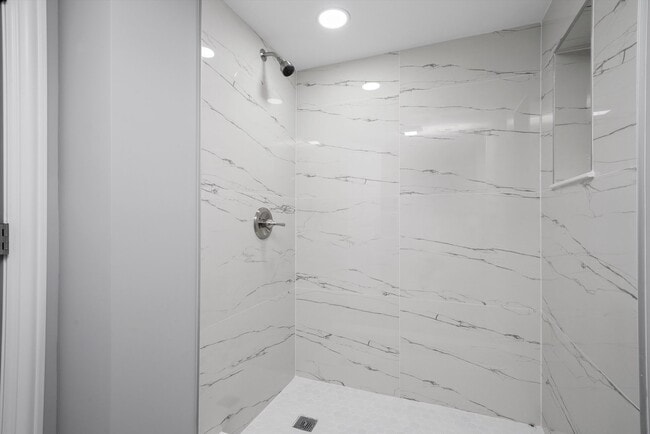 Building Photo - 9624 W Shore Dr