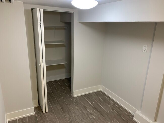 Building Photo - 3050 N Clifton Ave