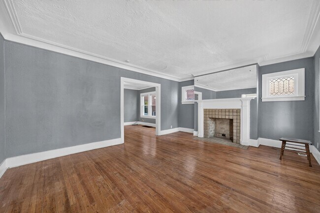 Building Photo - 2025 Calvert Ave