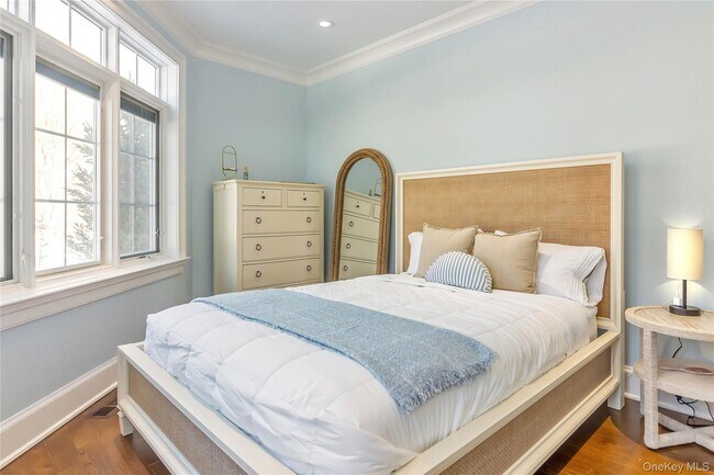 Building Photo - 695 Sound Dr