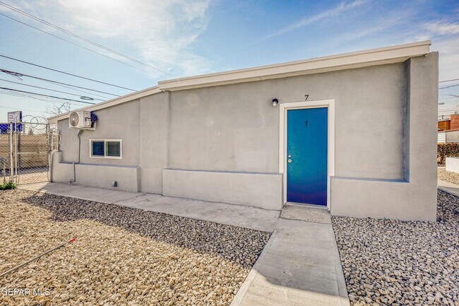Building Photo - 3622 Douglas Ave