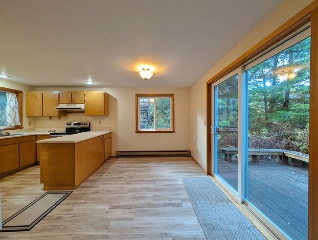 Building Photo - Unfurnished, 3Bd/1.5Ba Dgl Townhome, Long ...