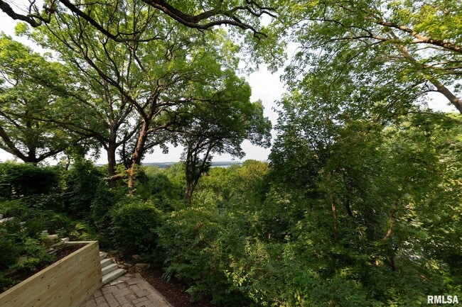 Building Photo - 4640 5th Ave