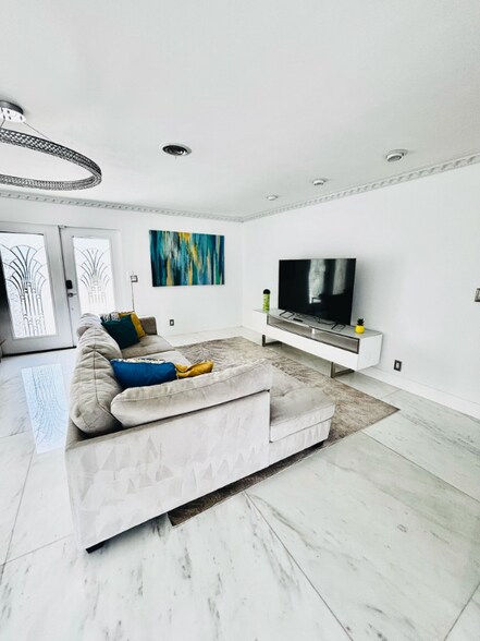 Building Photo - 2321 SE 15th St