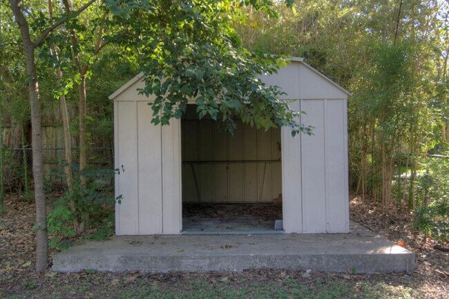 Building Photo - 2614 Little John Ln