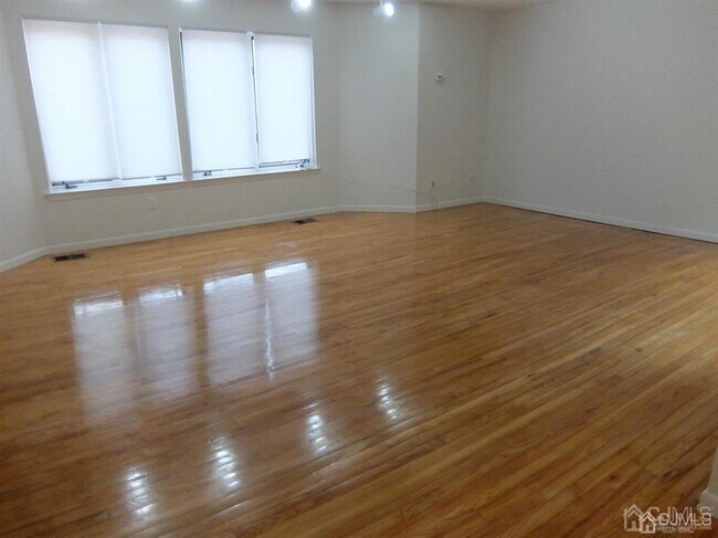 Building Photo - 35 Sayre Dr