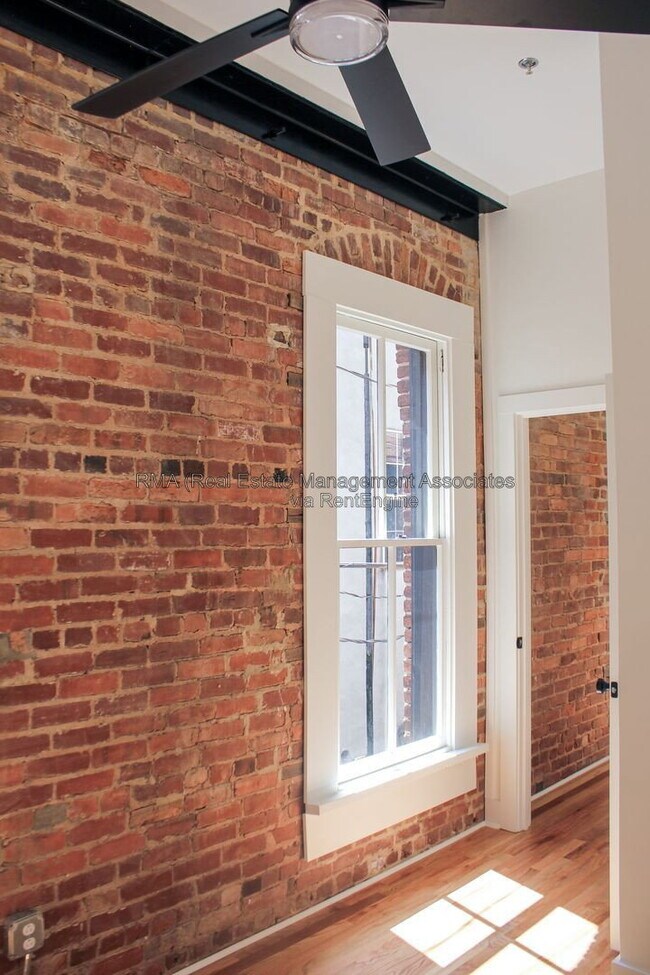 Building Photo - 4 6/8 Zebulon St