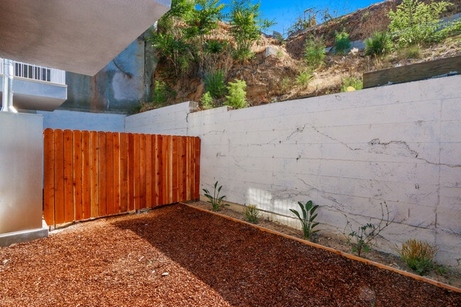 Building Photo - 827 N Brannick Ave