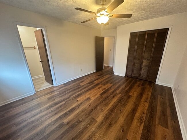 Building Photo - 105 N Lake Dr