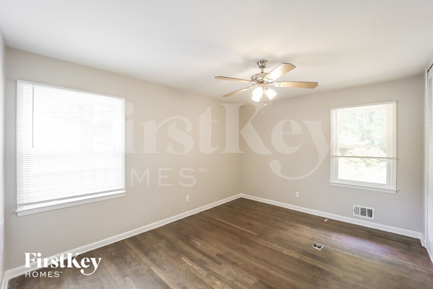 Building Photo - 642 Roxbury Dr