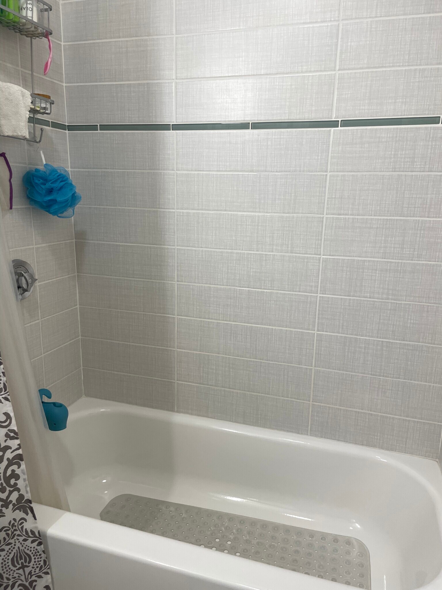 Full bath (2nd floor) - 11 Oakland St