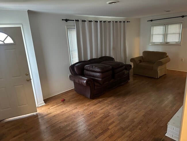Building Photo - Available Now! 2-Bedroom, 1-Bathroom Home....