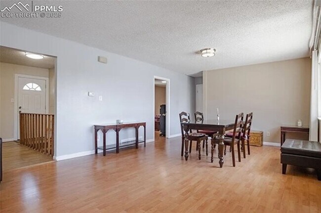 Building Photo - Charming 3 Bedroom in West Colorado Springs