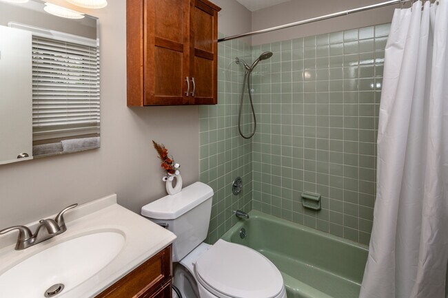 Building Photo - 230 Jacobs Creek Rd