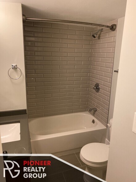 Building Photo - 429 W Wellington Ave