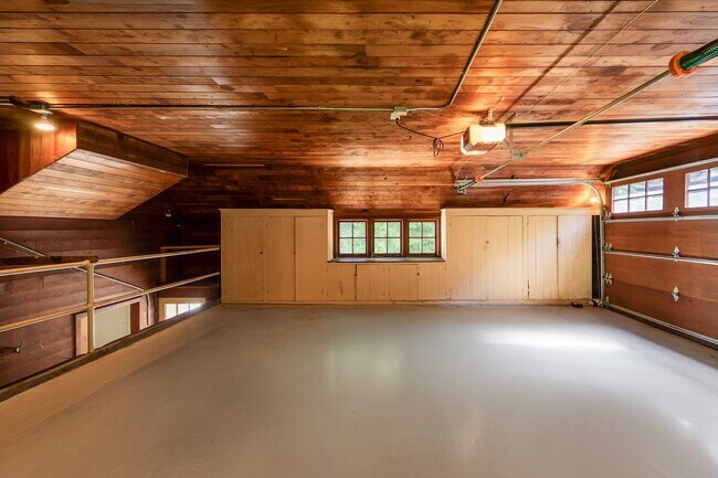 Building Photo - Luxurious Portland Heights home tucked away on a private street on nearly half an acre.