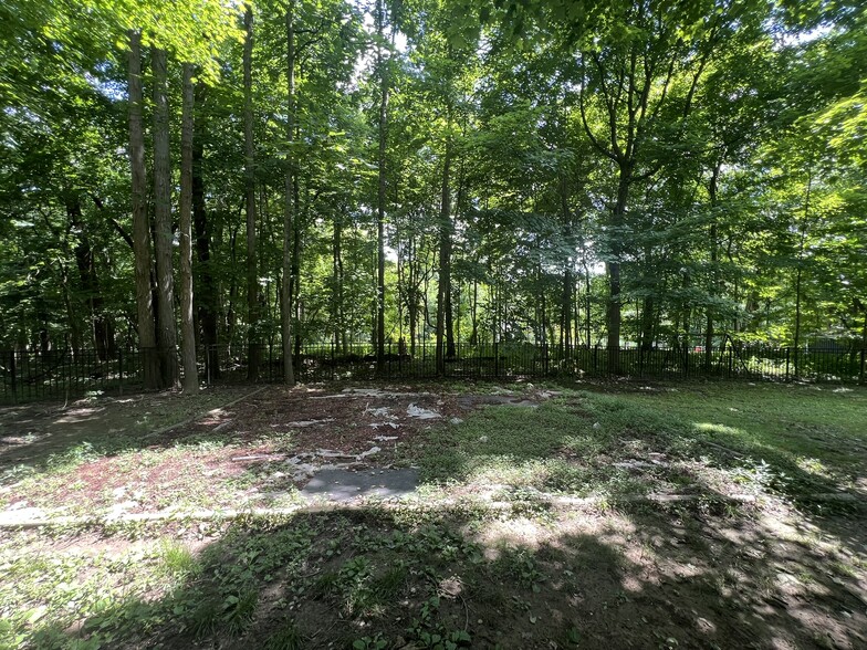 Building Photo - 1075 Woodland Ave