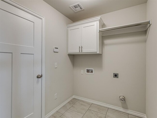 Building Photo - 631 Hackberry Ln