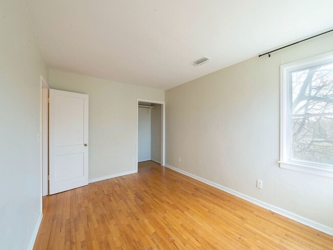 Building Photo - Stunning Myers Park 2 bedroom townhome sty...