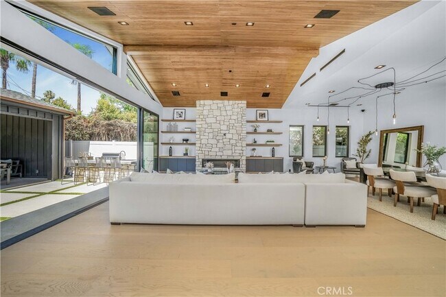 Building Photo - 13463 Chandler Blvd