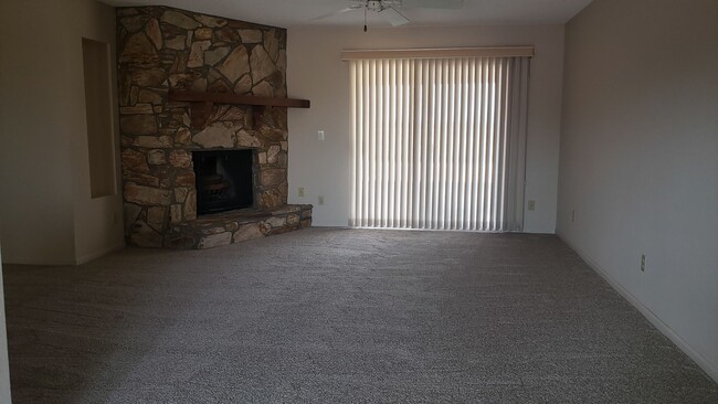 Building Photo - UNFURNISHED Great single faimly home.