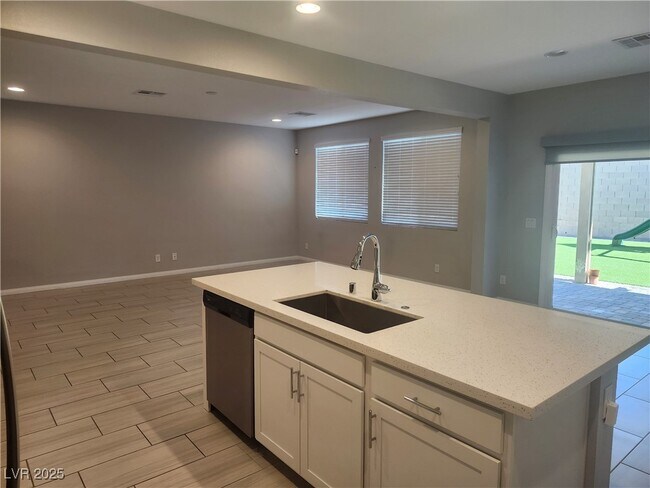 Building Photo - 9897 W Oleta Ave