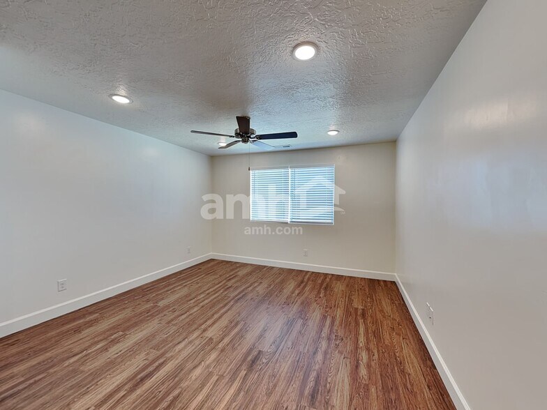 Building Photo - 1273 N Rickshaw Ln