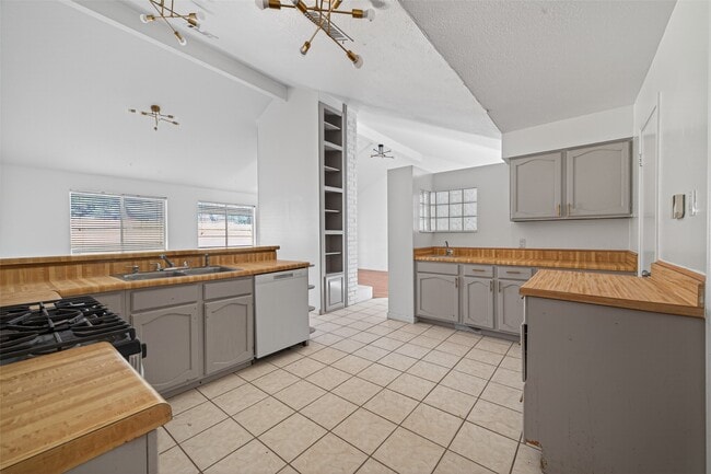 Building Photo - 22723 Timber Dust Cir