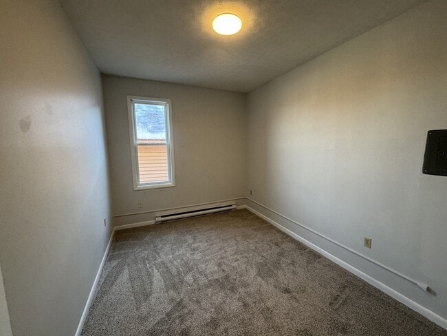 Building Photo - 731 Main St