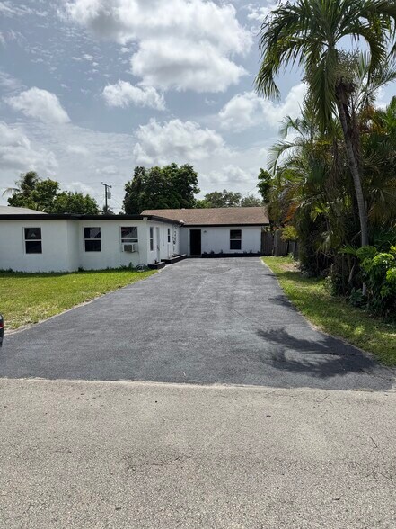 Building Photo - 414 N 60th Way