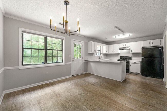 Building Photo - Renovated Modern 2BR Townhome in Prime Kennesaw Location