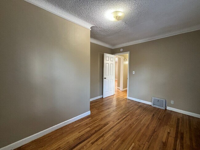 Building Photo - 4 bedroom, 2 bathroom home in the peaceful community of Mahtomedi access to White Bear Lake