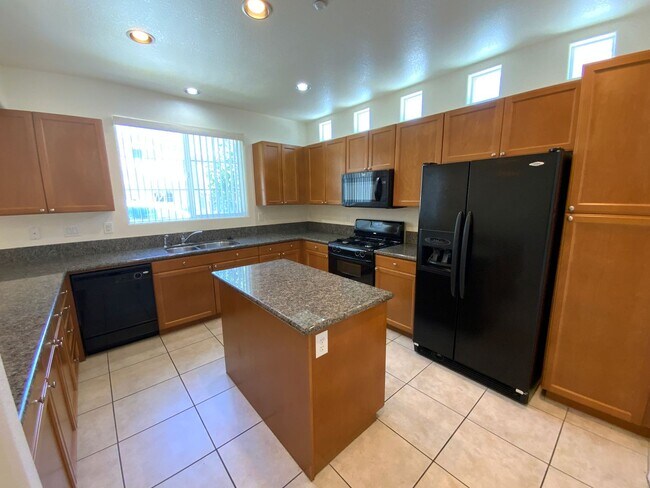 Building Photo - N.W. BEAUTIFUL UPGRADED HOME WITH COMMUNIT...