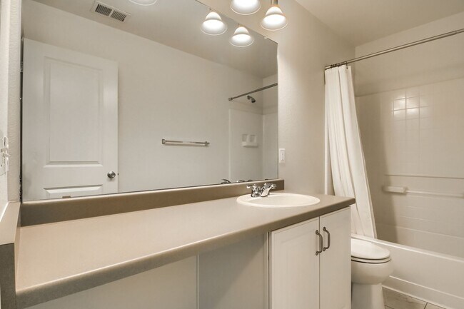 Building Photo - Beautiful 3 bedroom townhome in Central Pa...