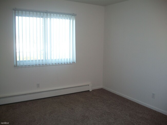 Building Photo - 2 br, 1 bath Apartment - Village Square