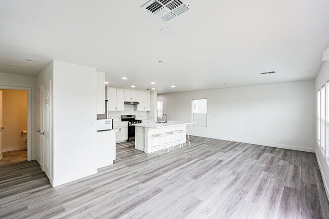 Building Photo - Beautiful 2-story home in a gated community