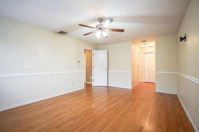 Building Photo - 14 Horseshoe Ln