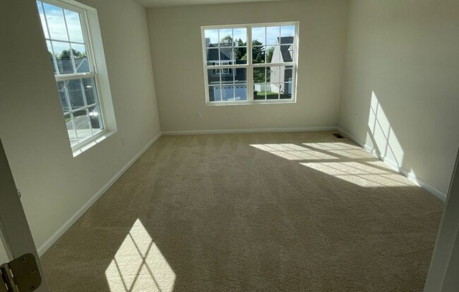 Building Photo - Stunning 4 bedroom 2.5 Bathroom Home in Ma...