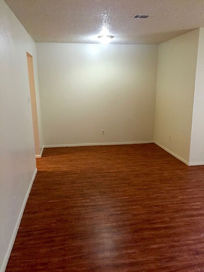 Building Photo - Spacious 2 Bedroom Apartment - Parking - N...