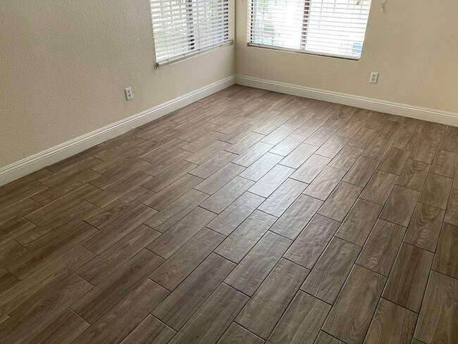 Building Photo - Stylish Condo Near the Strip & Convention Center!