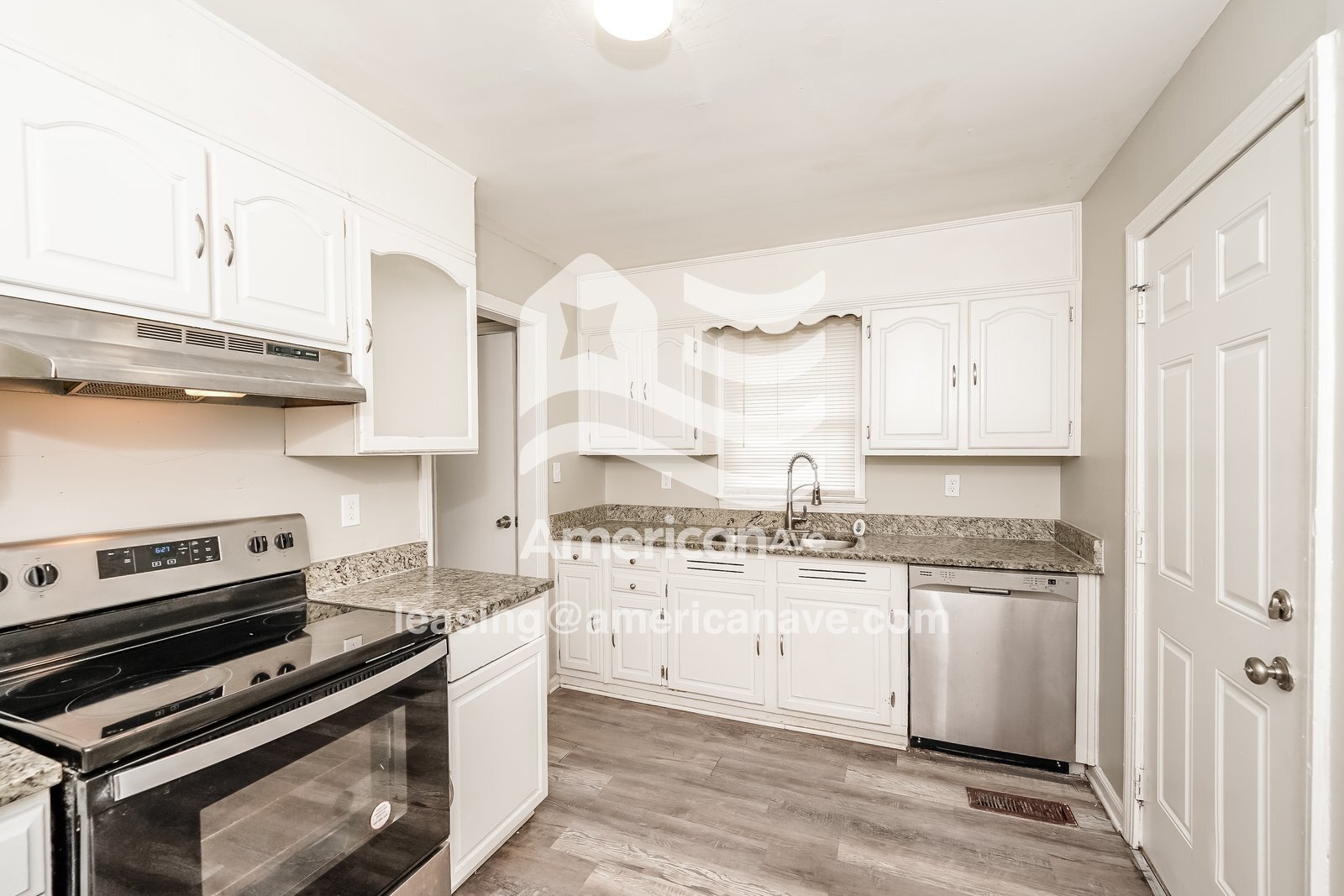 Building Photo - 1528 5th Ave W