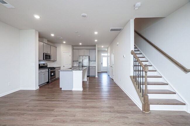 Building Photo - Lovely 3 Bed 2.5 Bath Townhome