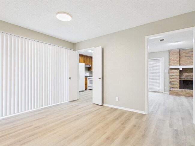 Building Photo - 10038 Woodland Village Dr